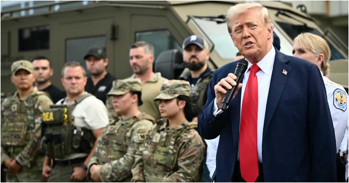 ওয়াশিংটন ডিসিতে সম্প্রতি ন্যাশনাল গার্ড সদস্যদের সঙ্গে প্রেসিডেন্ট ডনাল্ড ট্রাম্প। ছবি: এবিসি নিউজ